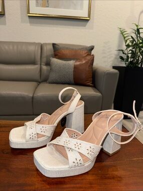 New with tags! Windsor Cream Platform Block Heel Sandals